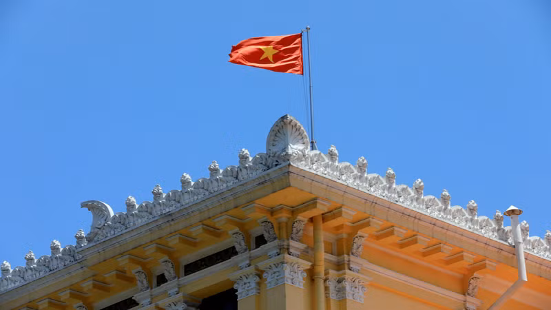 В дополнение к европейской культуре, архитектура почтового отделения г. Хошимина также сочетается с азиатской культурой, выраженной в декоративных мотивах на крыше, вдохновленных кхмерским храмовым искусством.