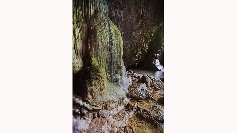 Красота сталактитов внутри пещеры Шынг.