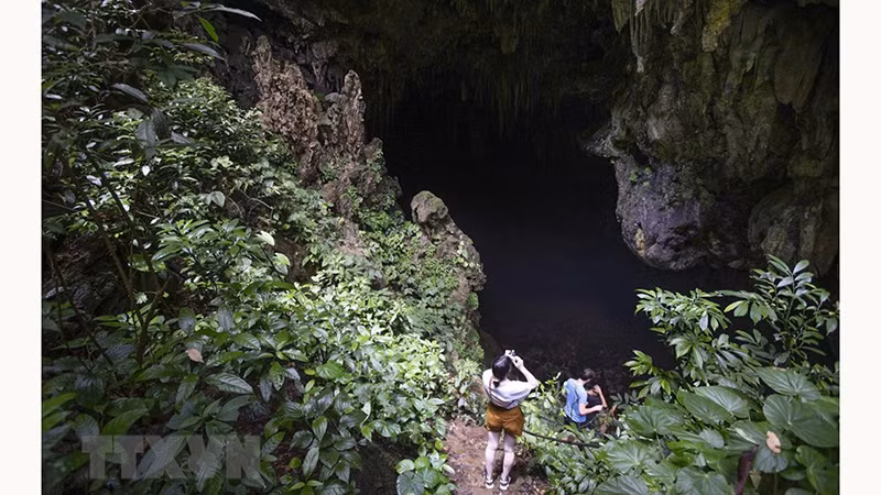 Туристы открывают для себя пещеру Шынг.