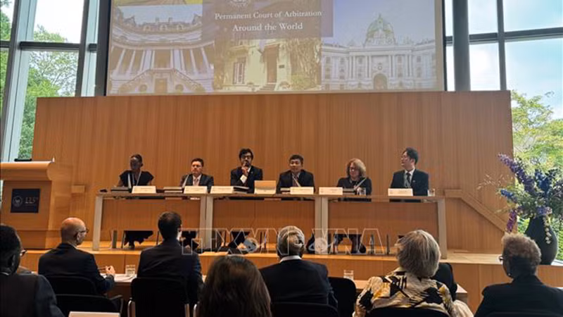 Замминистра Нгуен Минь Ву выступает на беседе о разрешении споров, организованной вьетнамским Правительством. Фото: ВИА