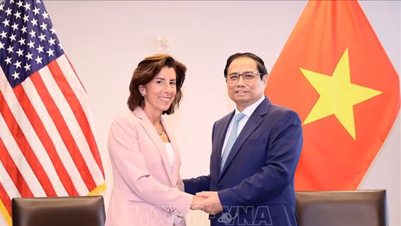 Премьер-министр Фам Минь Тьинь и Министр торговли США Джина Раймондо. Фото: ВИА