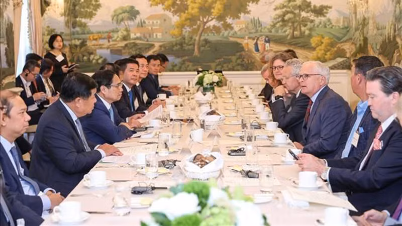 Премьер-министр Фам Минь Тьинь работает с руководителями предприятий. Фото: ВИА