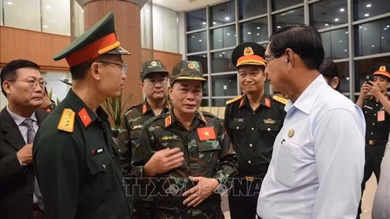 Руководитель вьетнамской группы генерал-майор Фам Ван Ти беседует с главным министром региона Янгон. Фото: ВИА