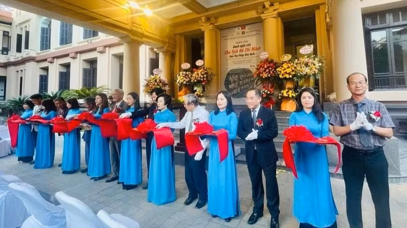 Делегаты разрезают ленту открытия выставки.