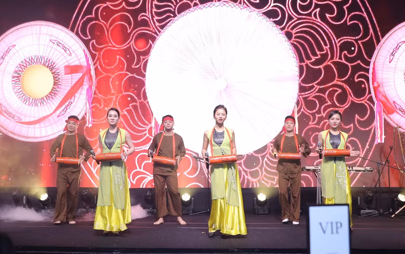 Художественный номер на церемонии. Фото: bvhttdl.gov.vn