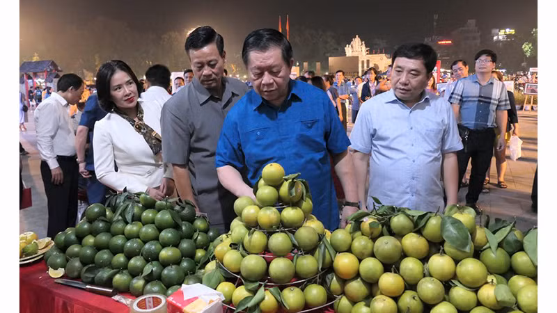 Товарищ Нгуен Чонг Нгиа посещает стенд, представляющий продукты провинции Хажанг.