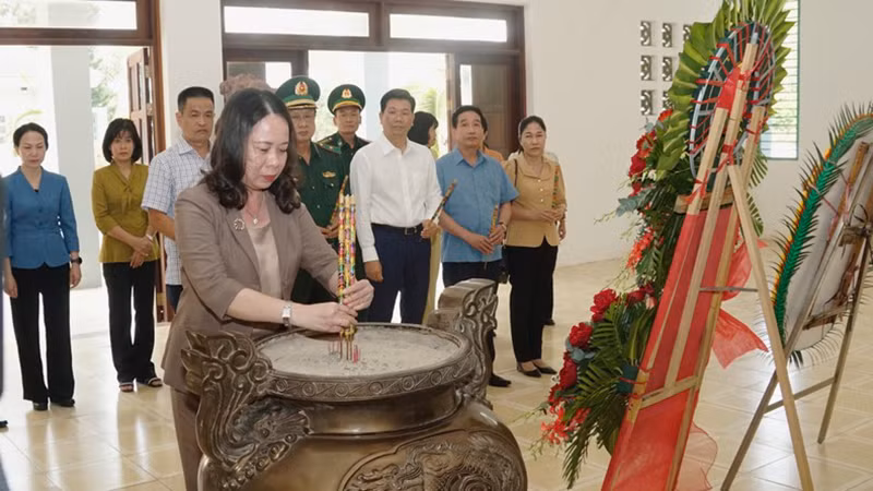 И.о Президента Во Тхи Ань Суан воскуряет благовония в мемориальном доме. Фото: То Туан