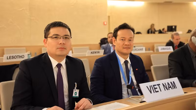 Посол Май Фан Зунг (справа) выступает на заседании. Фото: ВИА