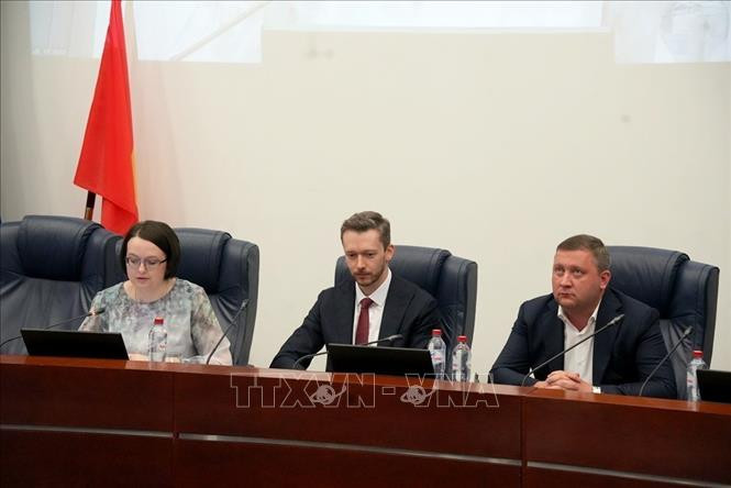 Директор Центра АСЕАН Е.В.Колдунова (слева), проректор по научной работе МГИМО А.А.Байков (в центре) и начальник управления корпоративных коммуникаций АО «Зарубежнефть» А.В.Болдырев на научной конференции. Фото: ВИА