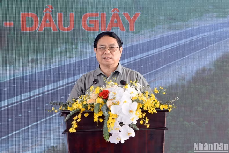 Премьер-министр Фам Минь Тьинь выступает на церемонии.