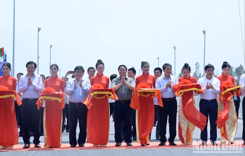 Премьер-министр Фам Минь Тьинь и делегаты разрезают ленту в знак открытия участка Фантхиет-Заужэй. 