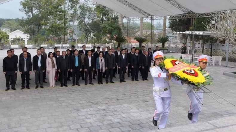 Товарищ Чыонг Тхи Май с рабочей делегацией посещает национальное кладбище павших фронтовиков Висуен.