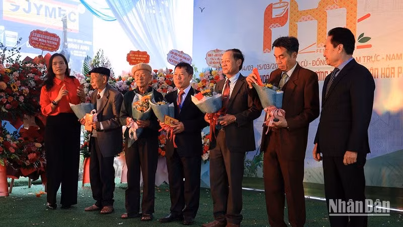 Прославление ремесленников деревни «фо» Ванку.