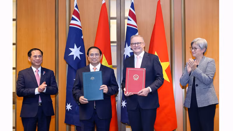Премьер-министр Фам Минь Тьинь и Премьер-министр Энтони Альбанезе обмениваются Совместным заявлением о поднятии отношений на уровень всеобъемлющего стратегического партнерства. Фото: VGP