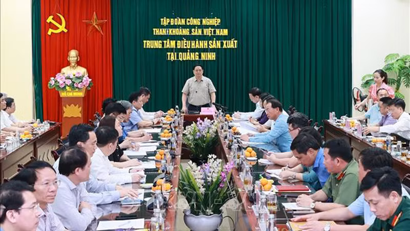 Премьер-министр Фам Минь Тьинь на рабочей встрече. Фото: ВИА