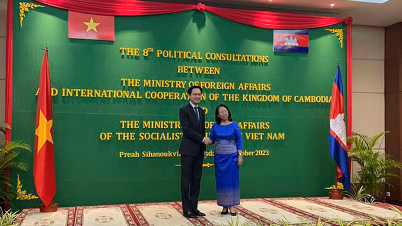 Замминистра иностранных дел До Хунг Вьет (слева) и госсекретарь Министерства иностранных дел и международного сотрудничества Камбоджи Соунг Ратчави. Фото: МИД Вьетнама