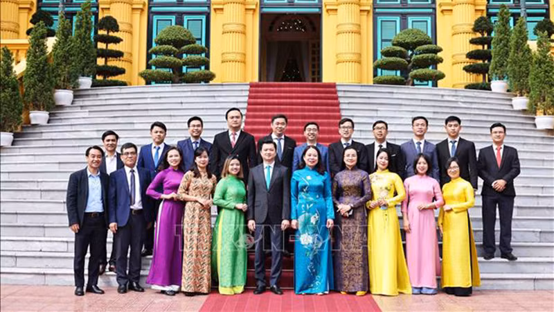 ице-президент Во Тхи Ань Суан и выдающиеся молодые ученые. Фото: ВИА