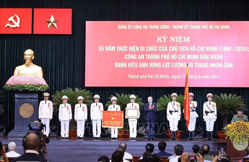 Генеральный секретарь ЦК КПВ, Президент Вьетнама То Лам вручает значок о присвоении звания «Герой народных вооруженных сил» Силам общественной безопасности г. Хошимина. Фото: ВИА