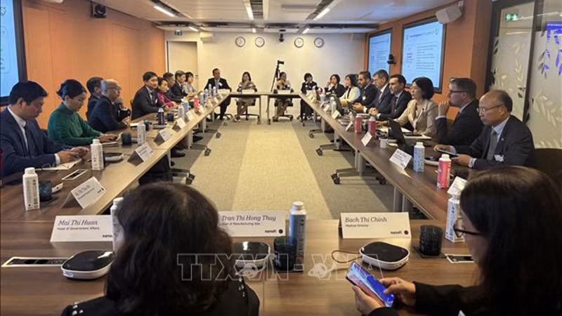 Рабочая делегация Вьетнама во главе с г-жой Нгуен Ким Тиен проводит рабочую встречу с представителями компании Sanofi. Фото: ВИА