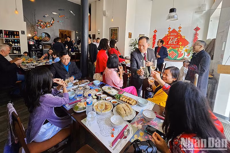 Вьетнамские семьи собираются на счастливый день Тэта в ресторане Hanoi Green. Вьетнамские семьи собираются на счастливый день Тэта в ресторане Hanoi Green.