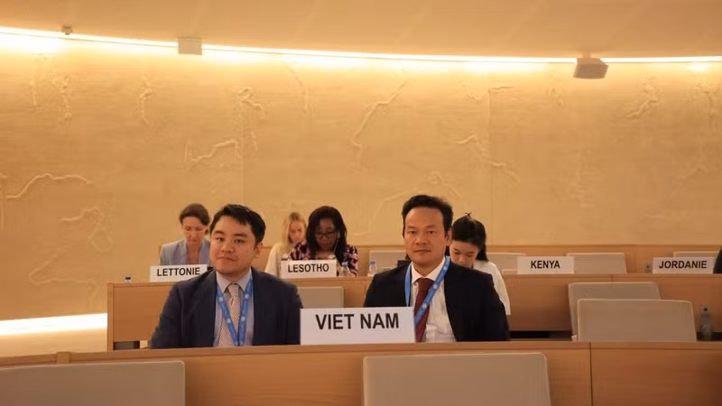 Посол Май Фан Зунг от имени группы выступает на дискуссионной сессии. Фото: ВИА