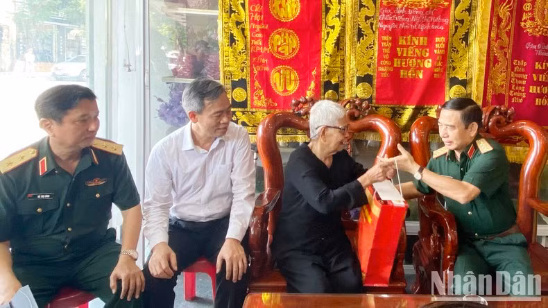 Генерал армии Фан Ван Жанг вручает подарки госпоже Ле Тхи Тхань.