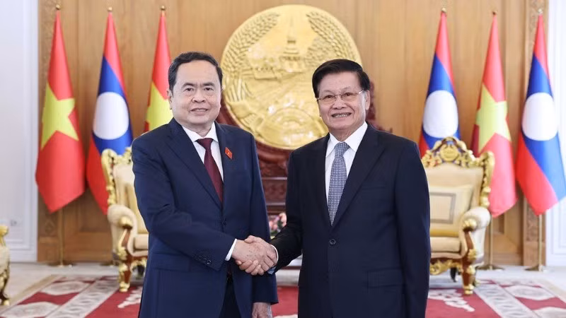 Председатель НС Чан Тхань Ман и Генеральный секретарь ЦК НРПЛ, Президент Лаоса Тхонглун Сисулит. Фото: ВИА