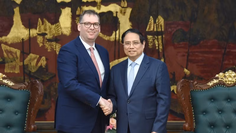 Премьер-министр Фам Минь Тьинь и генеральный директор вьетнамского проекта Trump Organization Чарльз Джеймс Бойд Боумен. Фото: Чан Хай