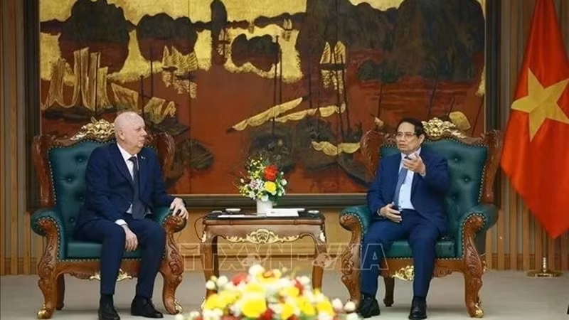 Премьер-министр Фам Минь Тьинь (справа) принимает заместителя премьер-министра Беларуси Анатолия Сивака. Фото: ВИA