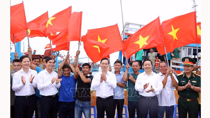 Президент Во Ван Тхыонг и жители острова Фукюи. Фото: ВИА