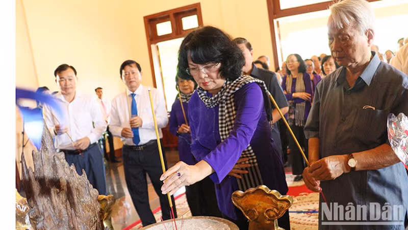 Бывший Вице-президент Данг Тхи Нгок Тхинь воскуряет благовония в память о Премьер-министре Во Ван Киете. 