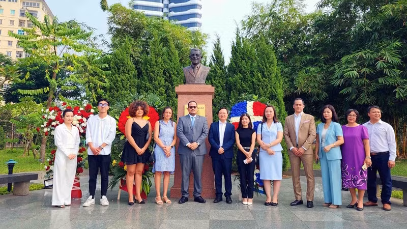 Делегаты на церемонии возложения венков. Фото: Посольство Доминиканской Республики во Вьетнаме