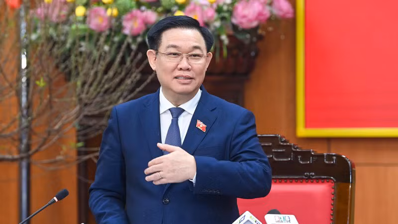 Председатель НС Выонг Динь Хюэ выступает на встрече с Постоянным бюро Парткома провинции Тхайбинь. Фото: Зюи Линь