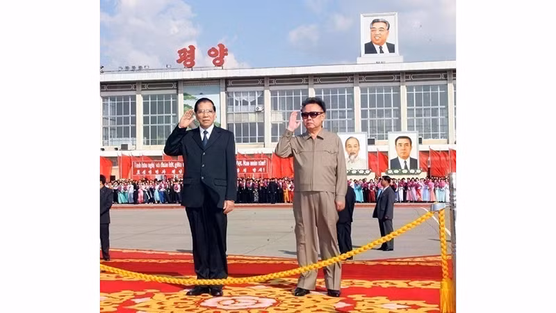 Генеральный секретарь Партии Нонг Дык Мань и председатель Трудовой партии Кореи Ким Чен Ир на церемонии встречи в международном аэропорту Сунан (Пхеньян) 16 октября 2007 года во время первого официального дружественного визита в КНДР. Фото: ВИA Генеральный секретарь Партии Нонг Дык Мань и председатель Трудовой партии Кореи Ким Чен Ир на церемонии встречи в международном аэропорту Сунан (Пхеньян) 16 октября 2007 года во время первого официального дружественного визита в КНДР. Фото: ВИA