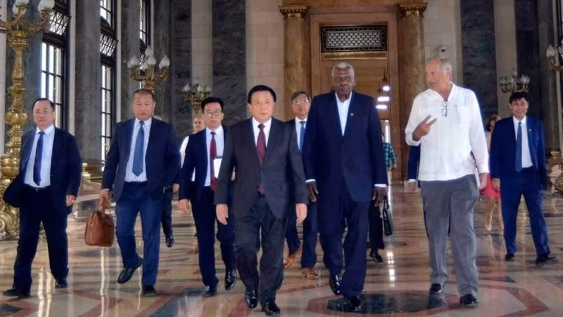 Председатель Национальной ассамблеи народной власти Кубы Эстебан Ласо Эрнандес приветствует вьетнамскую делегацию. Фото: Посольство Вьетнама на Кубе