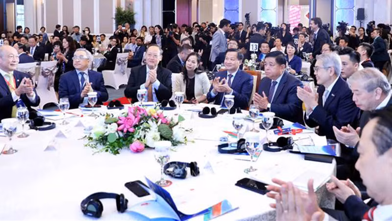 Вице-премьер Ле Минь Кхай и делегаты на Форуме. Фото: ВИА