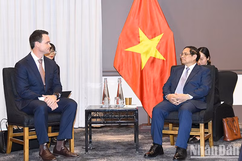 Премьер-министр Фам Минь Тьинь и руководитель корпорации SunRice. Фото: Тхань Жанг