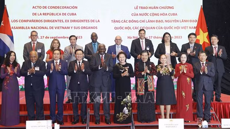 Руководители парламентов Вьетнама и Кубы фотографируются на память. Фото: ВИА