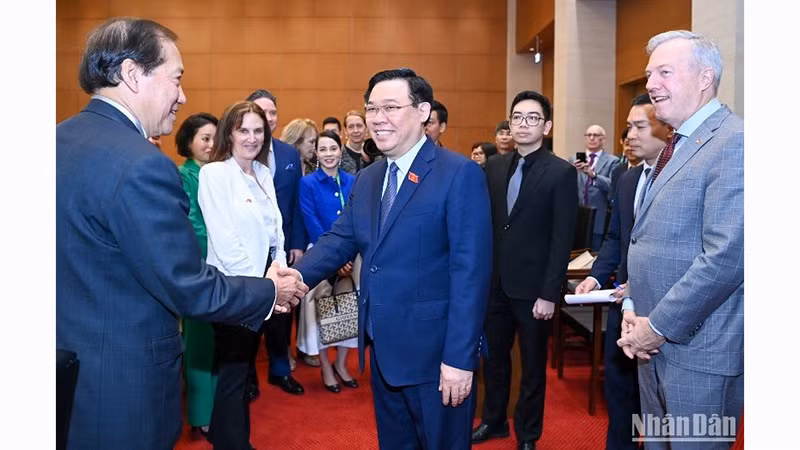 Председатель НС Выонг Динь Хюэ и представители предприятий USABC. Фото: Зюи Линь