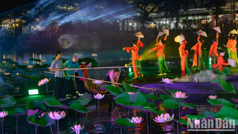 На церемонии открытия фестиваля местные жители и туристы насладились художественной полуреальной программой «История лотоса» на сцене на воде. Фото: Тхэ Дай