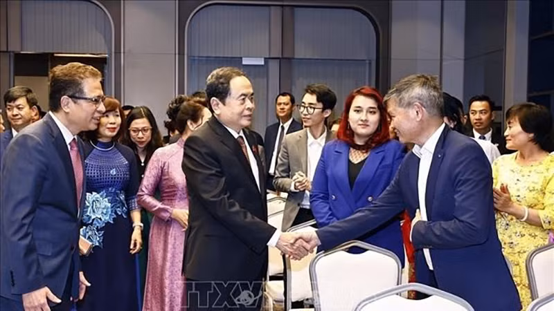 Председатель НС Чан Тхань Ман на встрече с представителями сообщества вьетнамцев в Узбекистане. Фото: ВИА