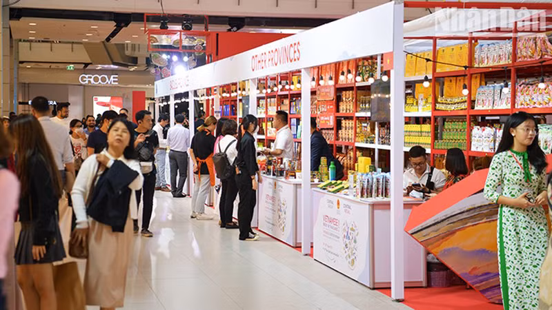 Многие местные жители и туристы посещают стенды Вьетнама. Фото: Динь Чыонг