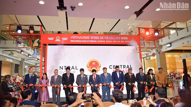 Делегаты разрезают ленту в знак открытия Недели вьетнамских товаров 2023 года. Фото: Динь Чыонг