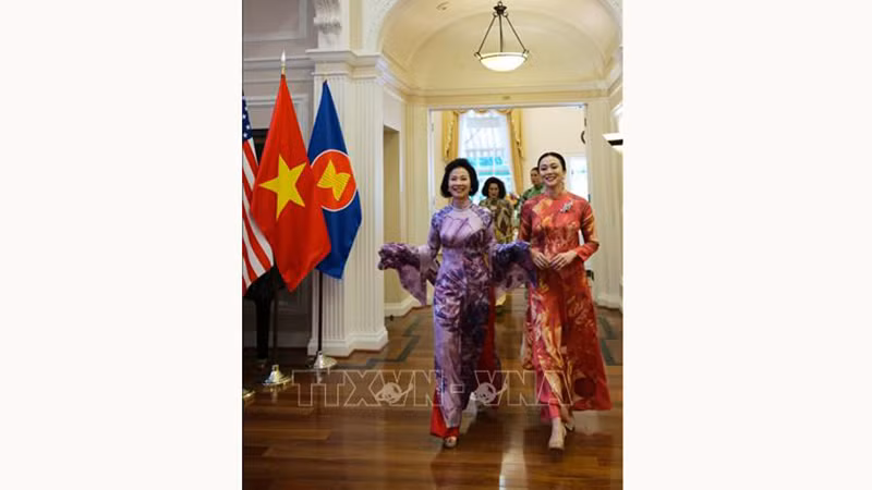 Супруги послов в традиционных платьях «аозай». Фото: ВИА