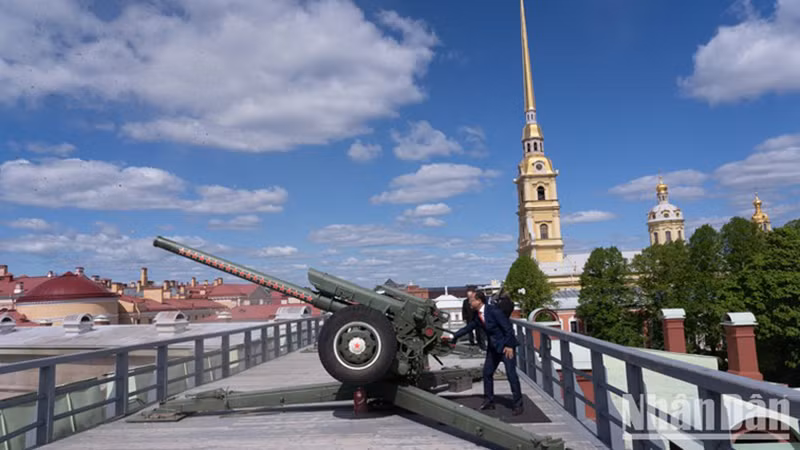 Председатель Общества вьетнамцев в России До Суан Хоанг стреляет из пушки в Петропавловской крепости. Фото: Тхань Тхэ