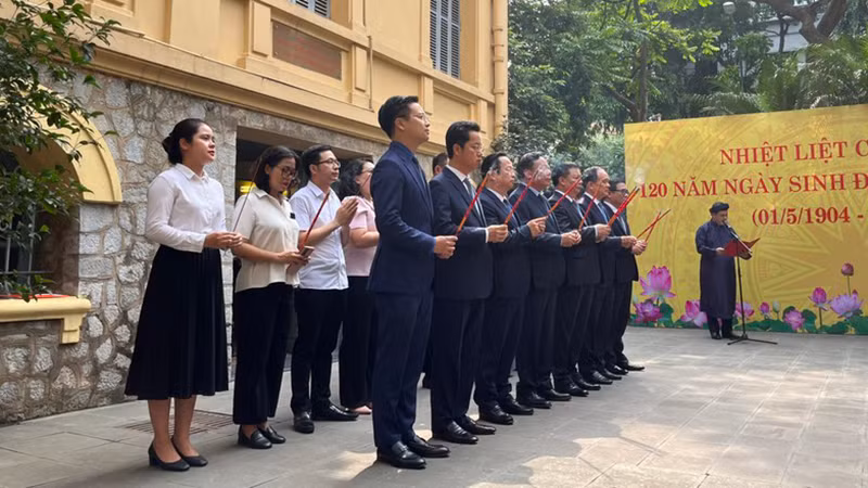 Делегация Парткома г. Ханоя воскуряет благовония в память о Генеральном секретаре КПВ Чан Фу.
