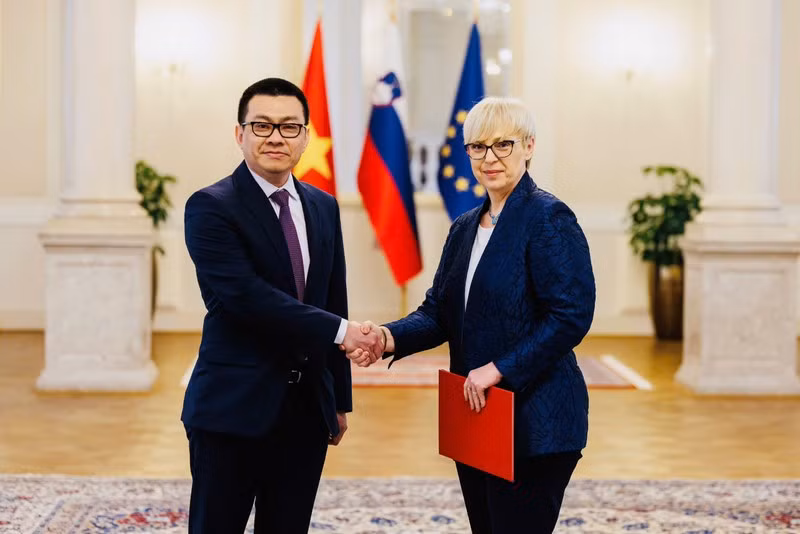 Посол Ву Ле Тхай Хоанг вручает верительные грамоты Президенту Словении Наташе Пирц-Мусар. Фото: predsednica-slo.si