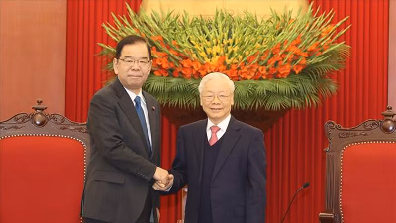 Генеральый секретарь ЦК КПВ Нгуен Фу Чонг (справа) и Председатель Президиума ЦК КПЯ Сии Кадзуо. Фото: ВИА 