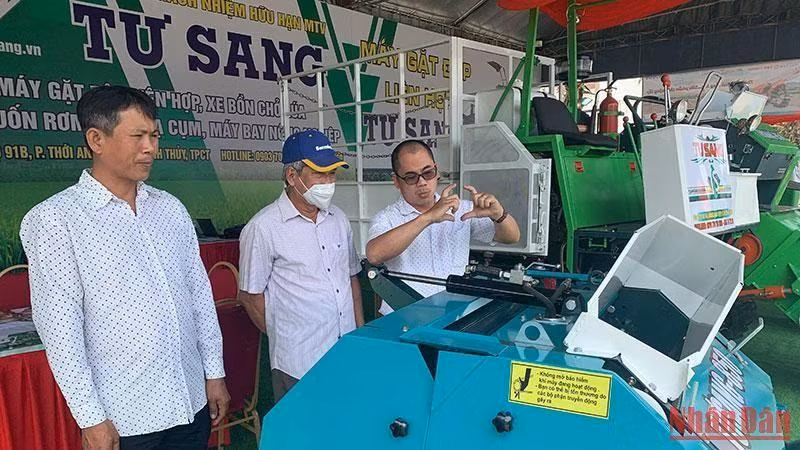 Посетители посещают стенд на ярмарке. Фото: Тхань Там