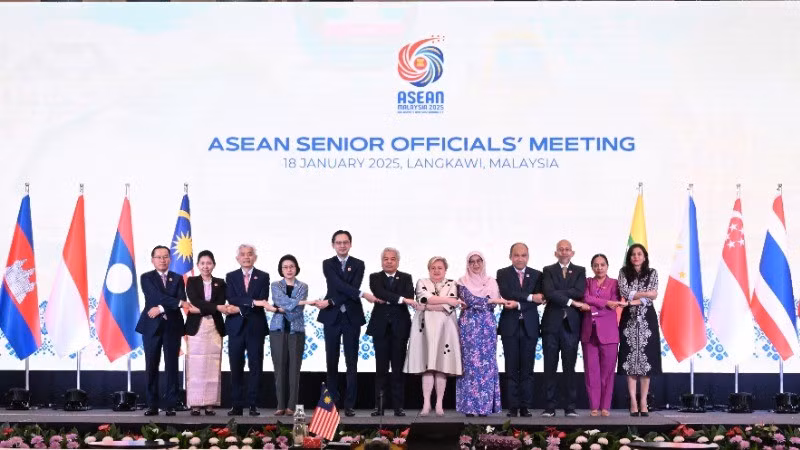 Главы делегаций стран АСЕАН на совещании. 